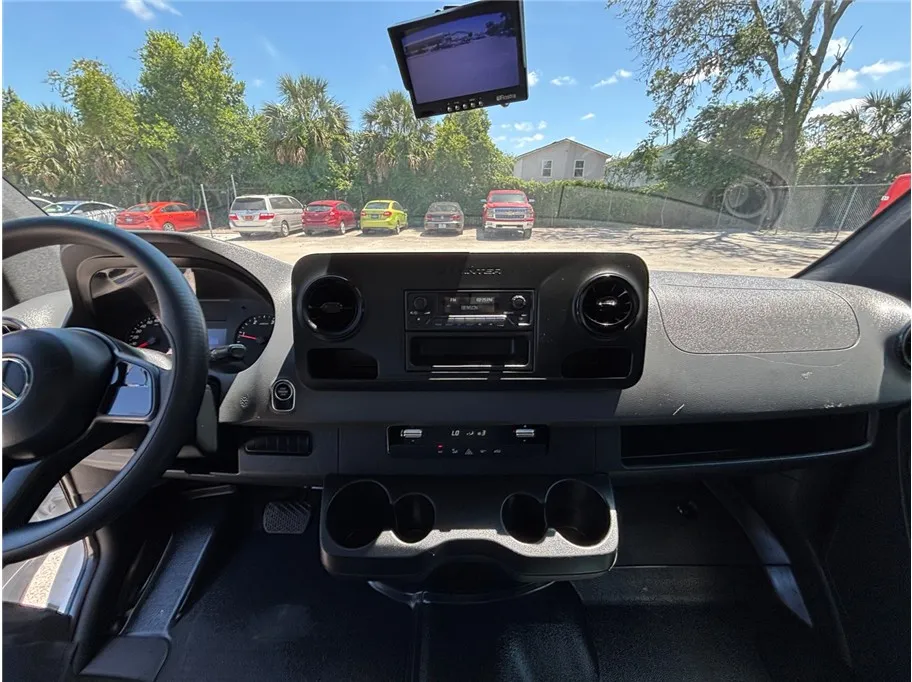 Mercedes-Benz Sprinter photo 11