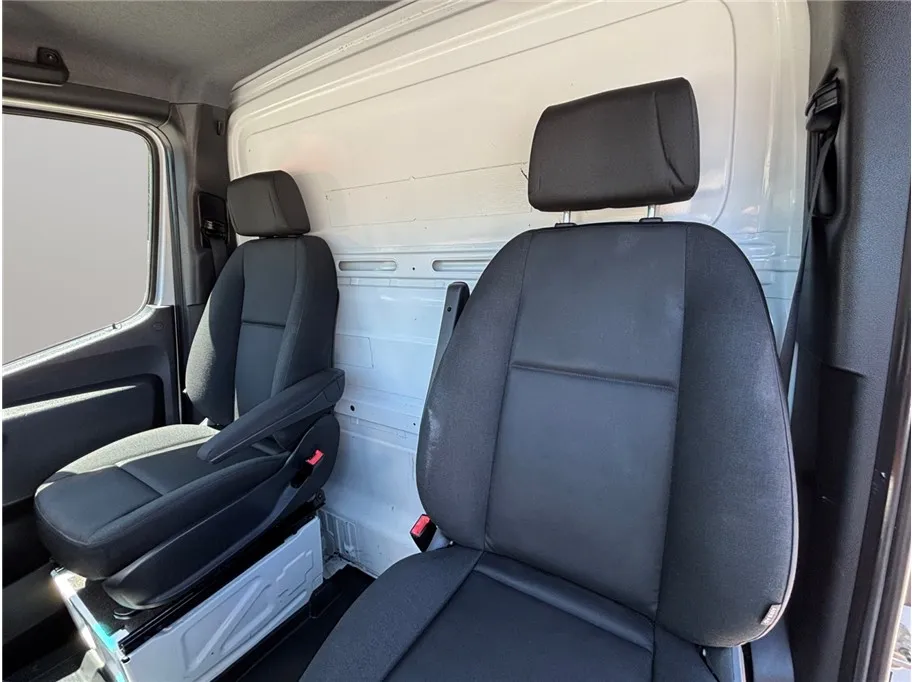 Mercedes-Benz Sprinter photo 14