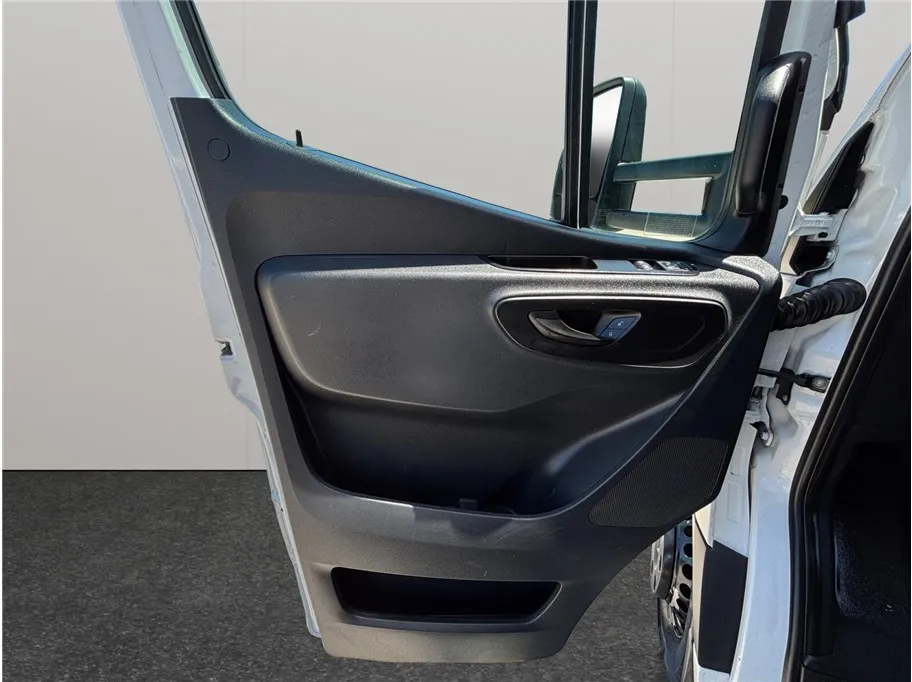 Mercedes-Benz Sprinter photo 15