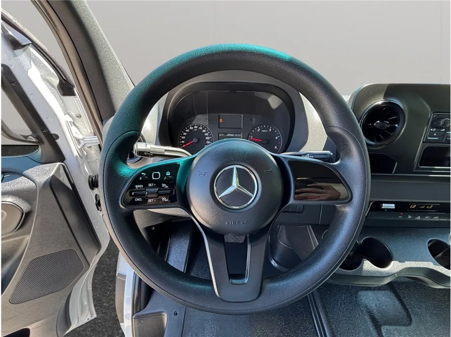 Mercedes-Benz Sprinter photo 18