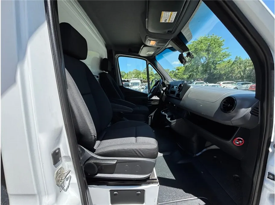 Mercedes-Benz Sprinter photo 28