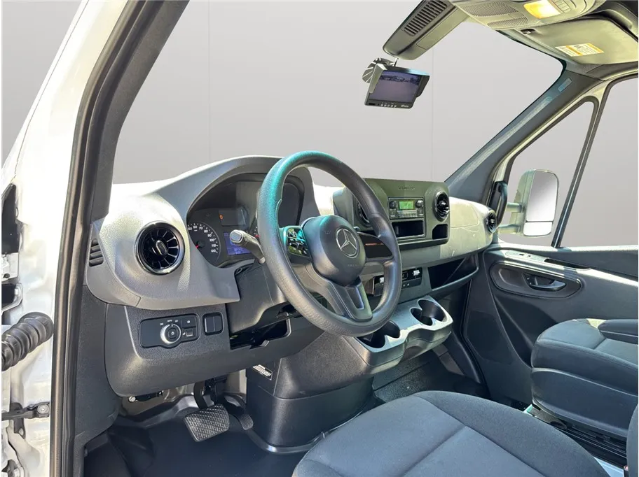 Mercedes-Benz Sprinter photo 6