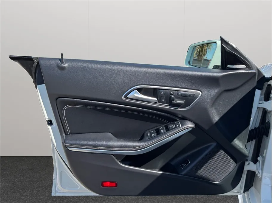 Mercedes-Benz CLA photo 17