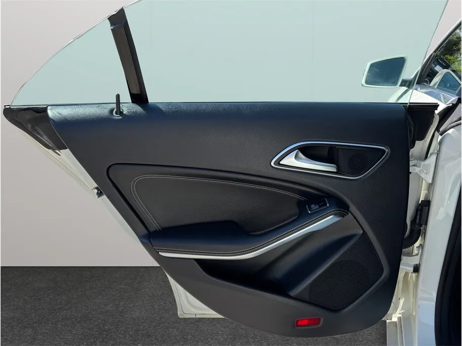 Mercedes-Benz CLA photo 32