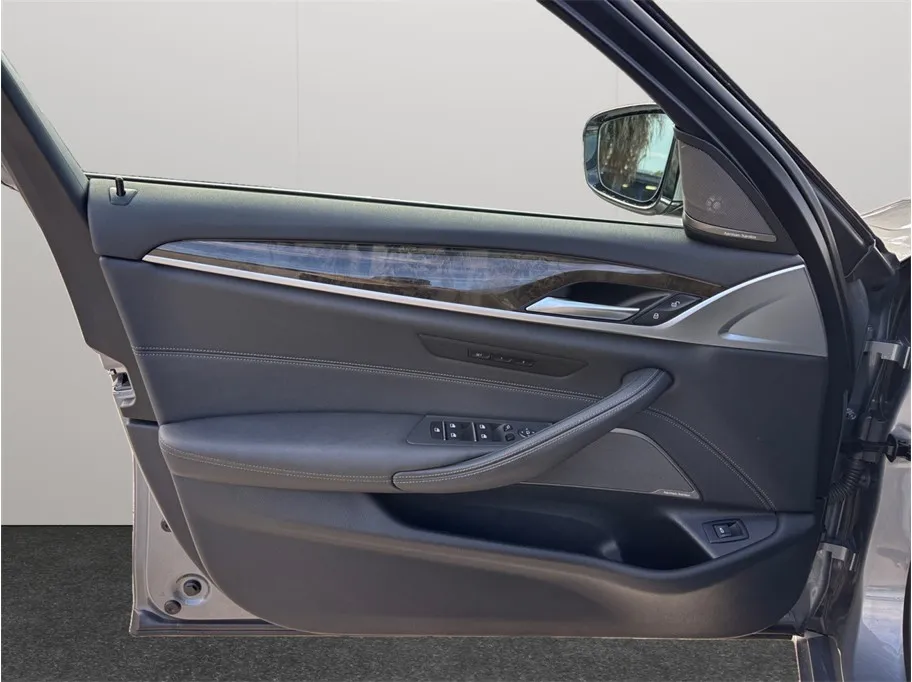 BMW 5 Series photo 24