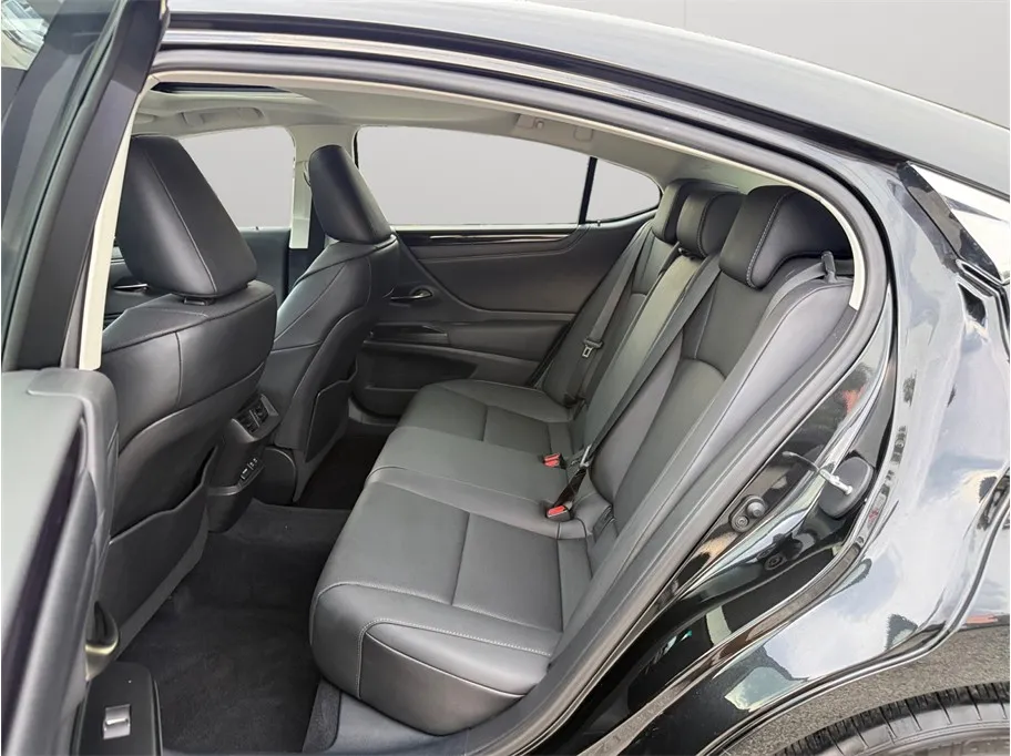 Lexus ES photo 39