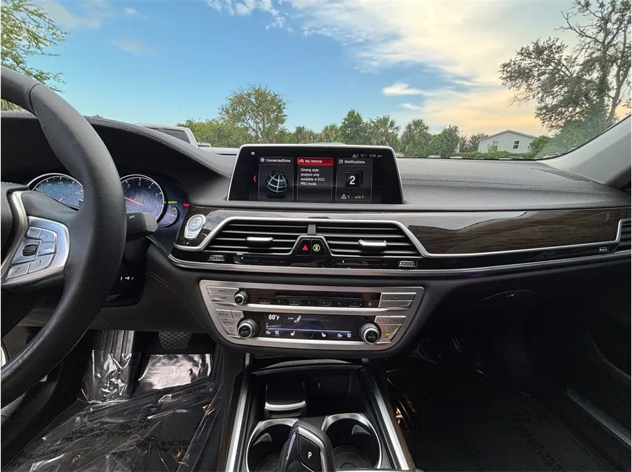 BMW 7 Series photo 11
