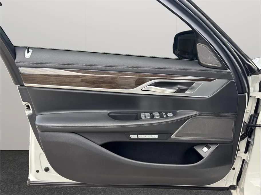 BMW 7 Series photo 23