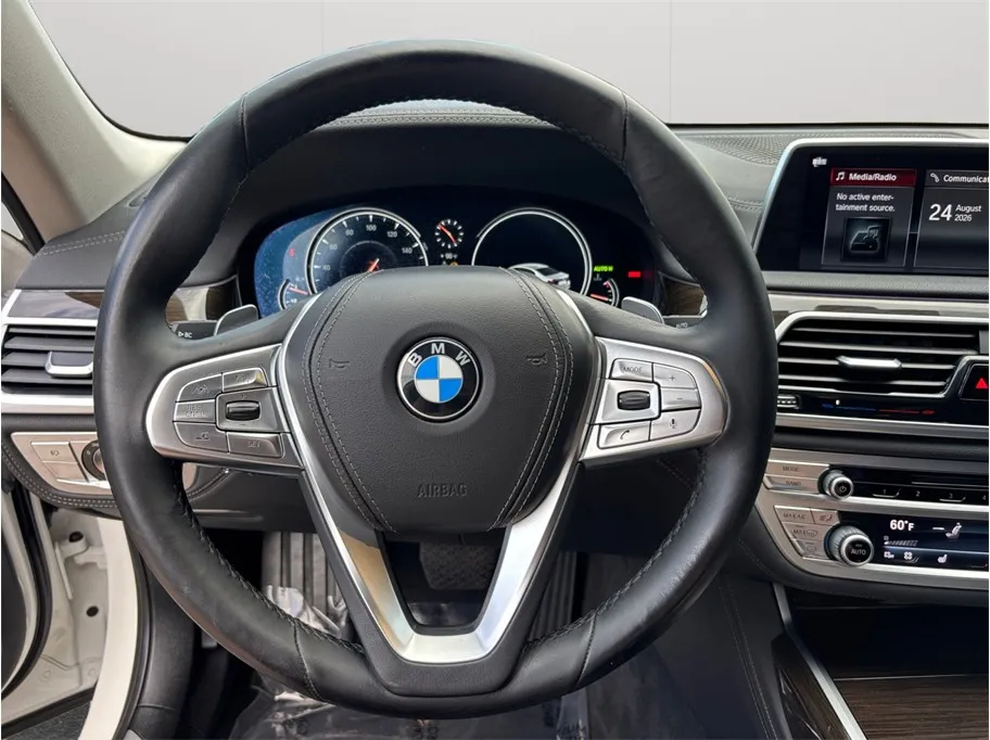 BMW 7 Series photo 27