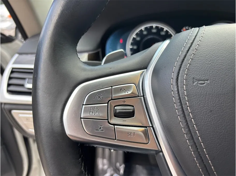 BMW 7 Series photo 28