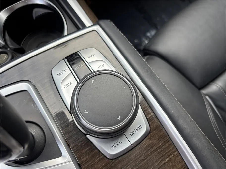 BMW 7 Series photo 36