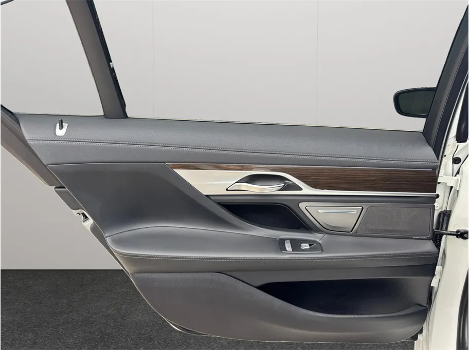 BMW 7 Series photo 41