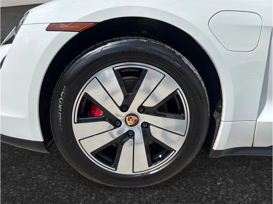 Porsche Taycan photo 13