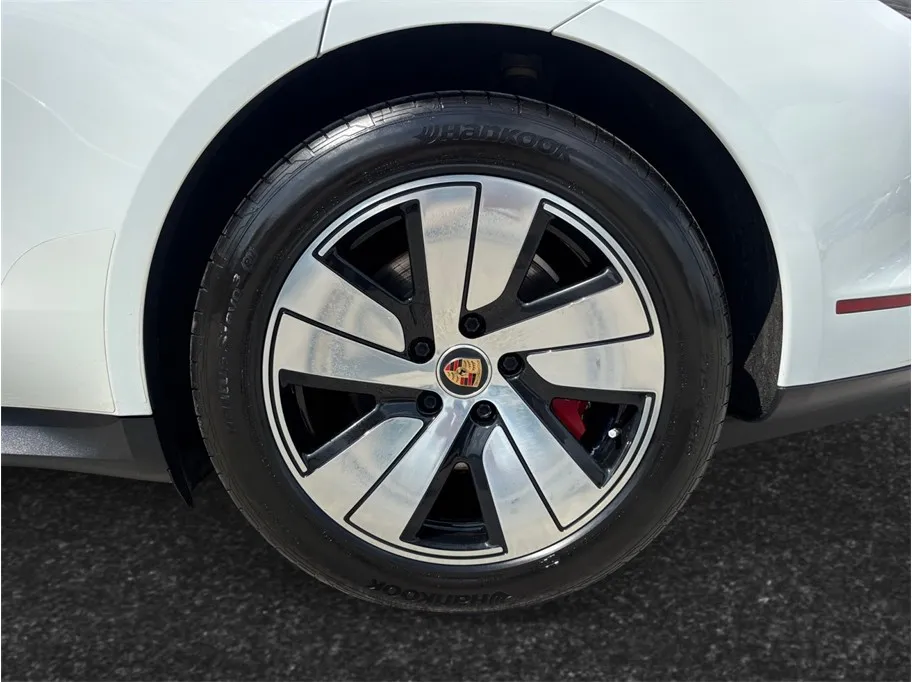 Porsche Taycan photo 16