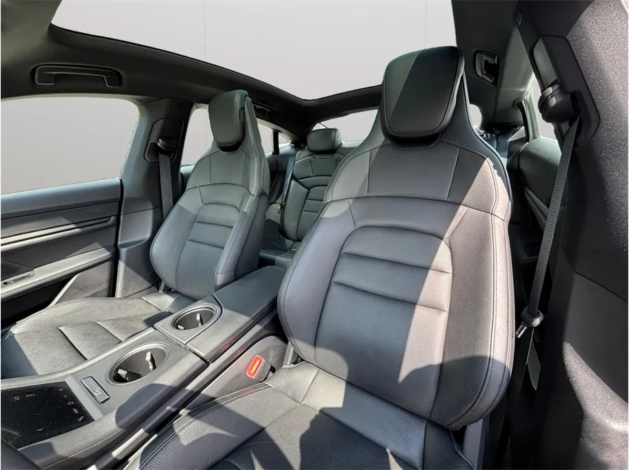 Porsche Taycan photo 20