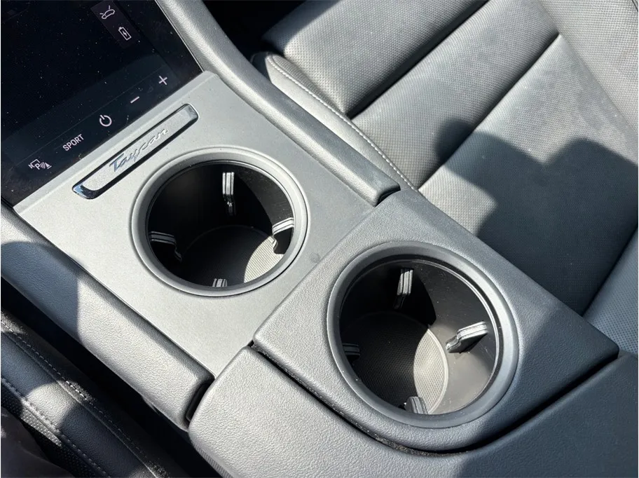 Porsche Taycan photo 37