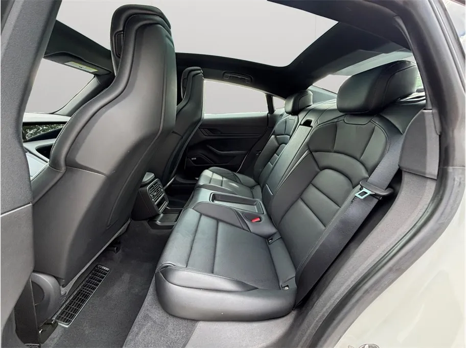 Porsche Taycan photo 40