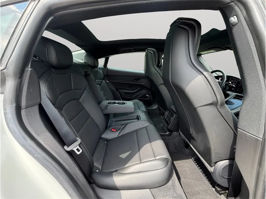 Porsche Taycan photo 44
