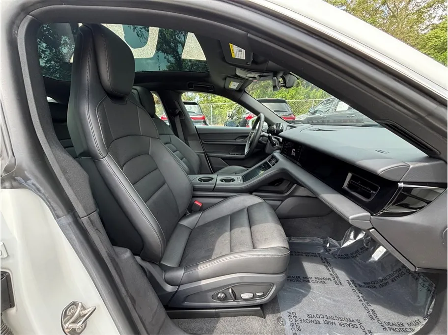 Porsche Taycan photo 45