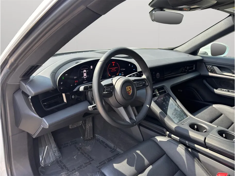Porsche Taycan photo 6