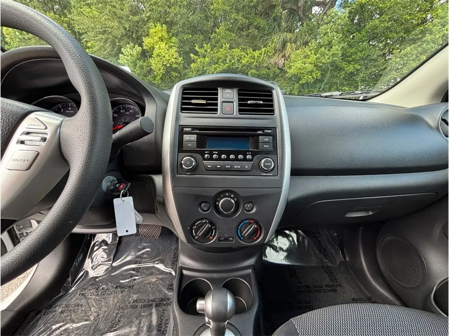Nissan Versa photo 11