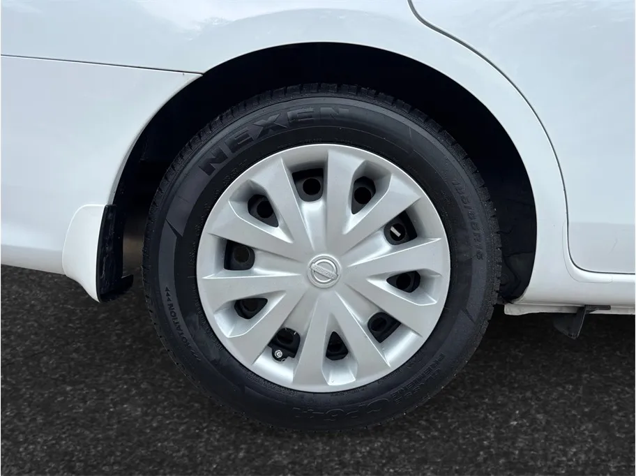Nissan Versa photo 13