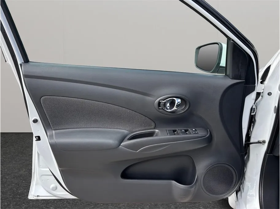 Nissan Versa photo 15