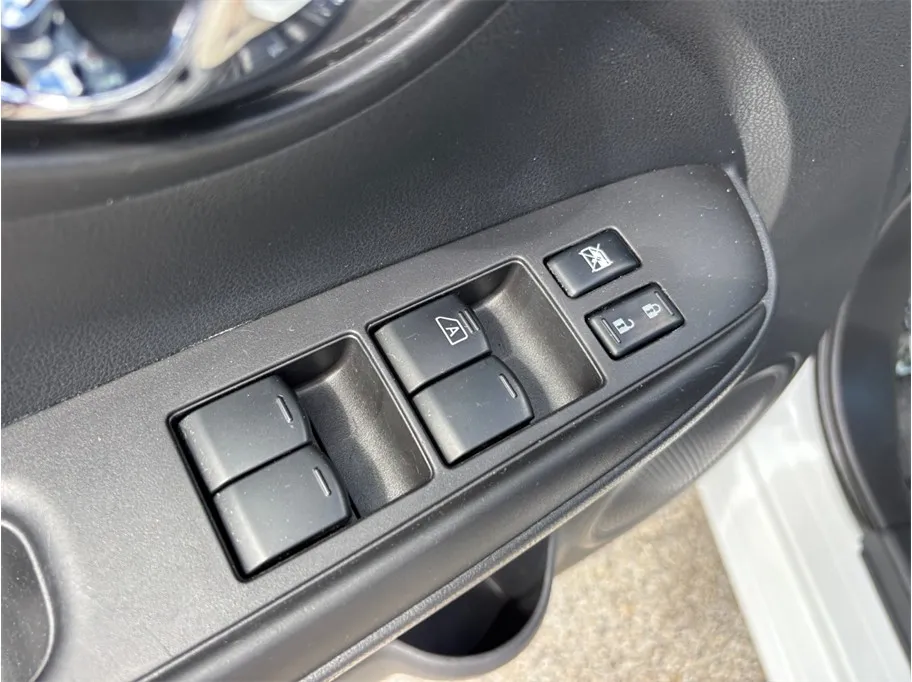 Nissan Versa photo 16