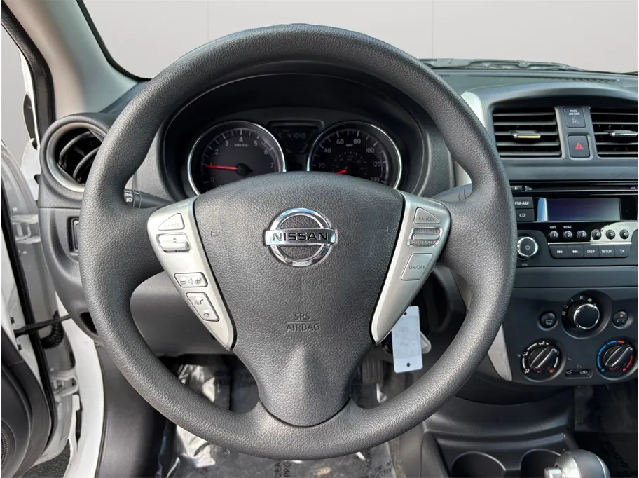 Nissan Versa photo 18