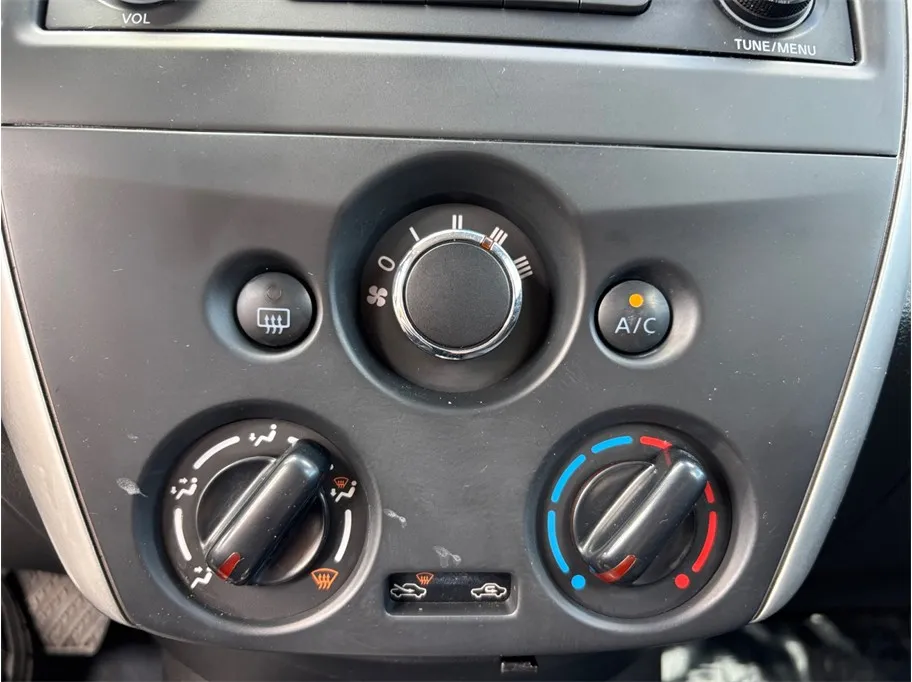 Nissan Versa photo 22