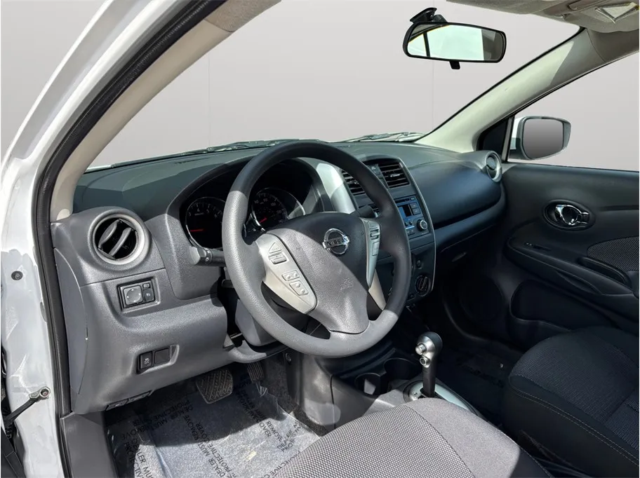 Nissan Versa photo 6