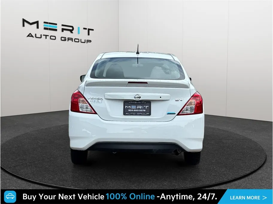 Nissan Versa photo 8