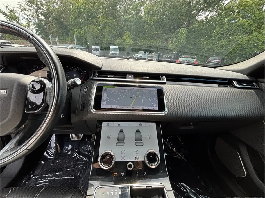Land Rover Range Rover Velar photo 11