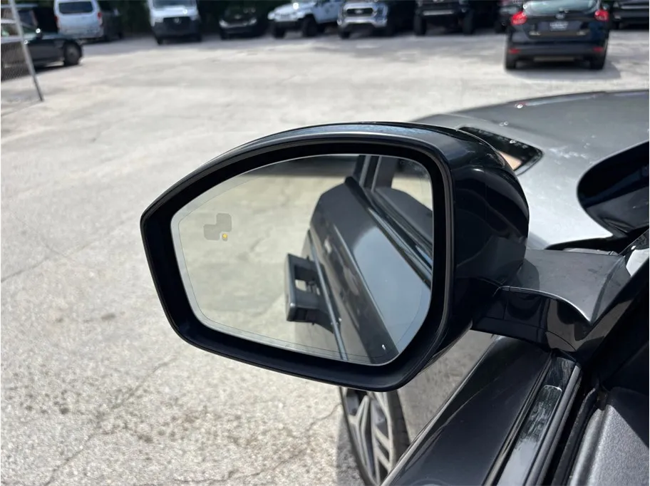 Land Rover Range Rover Velar photo 16