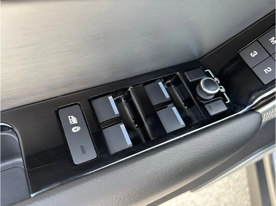 Land Rover Range Rover Velar photo 21
