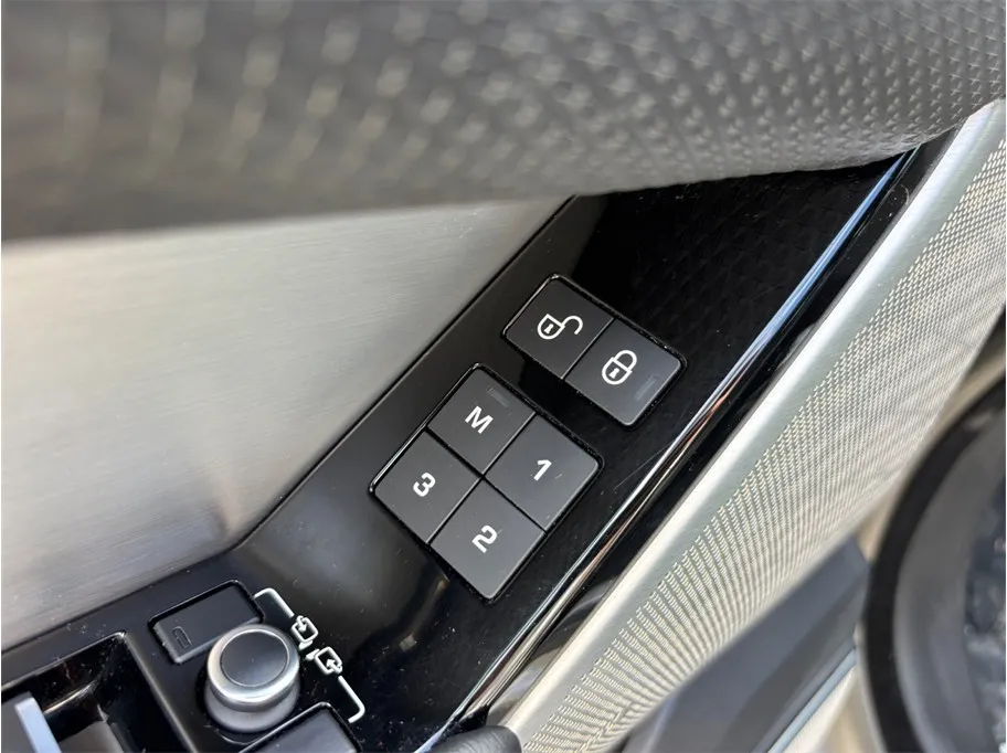 Land Rover Range Rover Velar photo 22