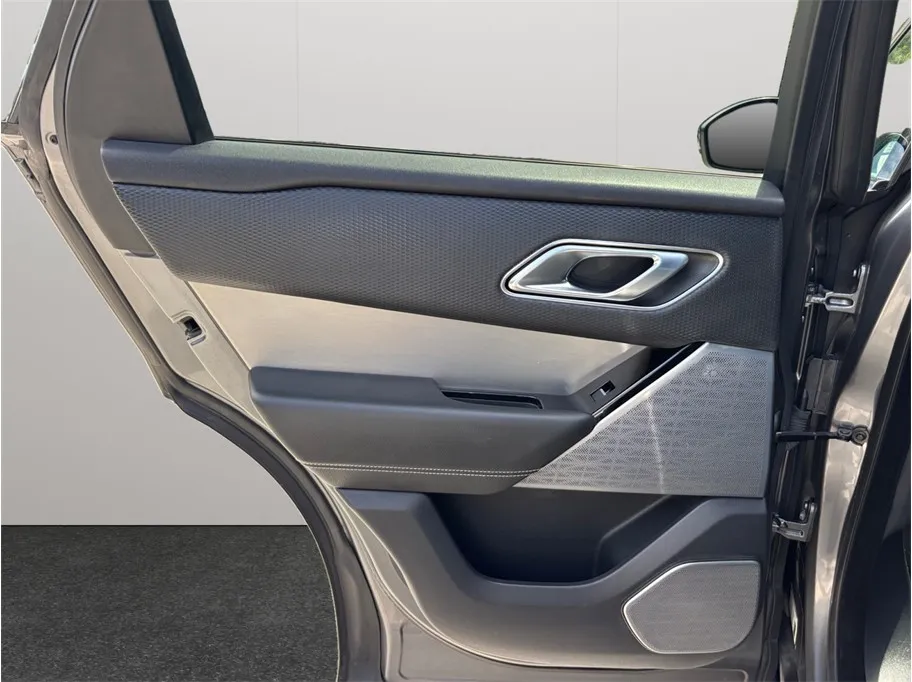 Land Rover Range Rover Velar photo 39