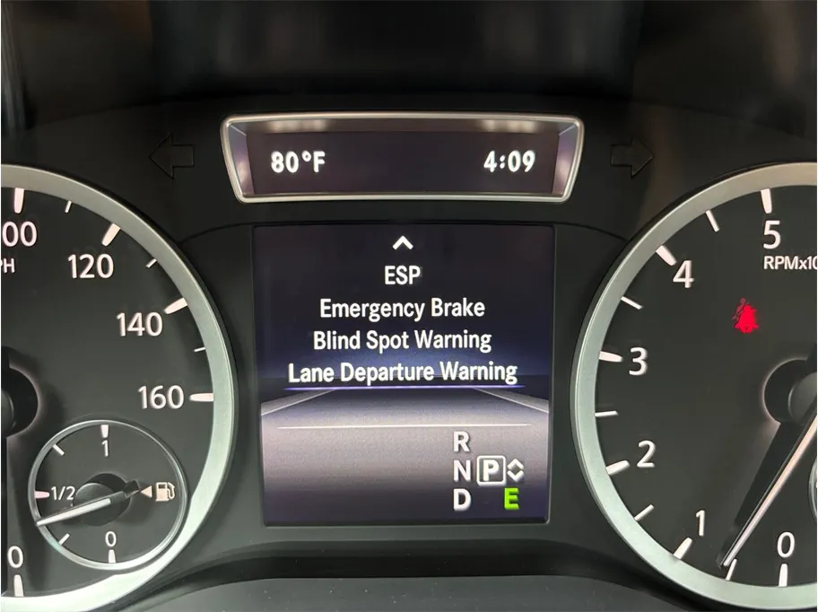 Infiniti QX30 photo 32