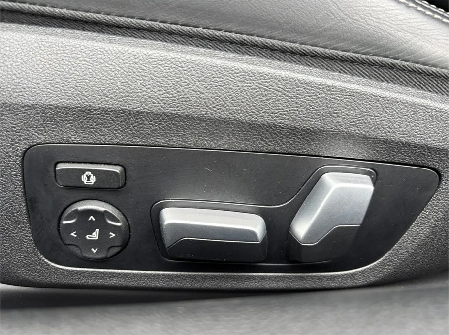 BMW 8 Series photo 23