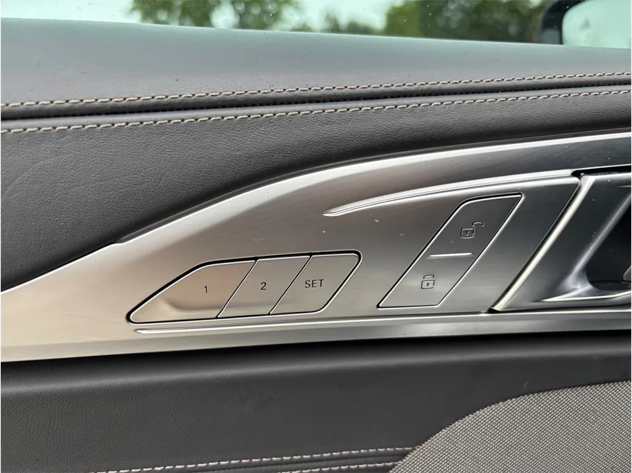 BMW 8 Series photo 27
