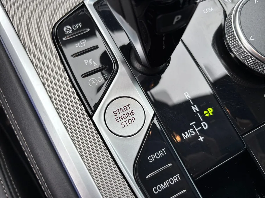 BMW 8 Series photo 33
