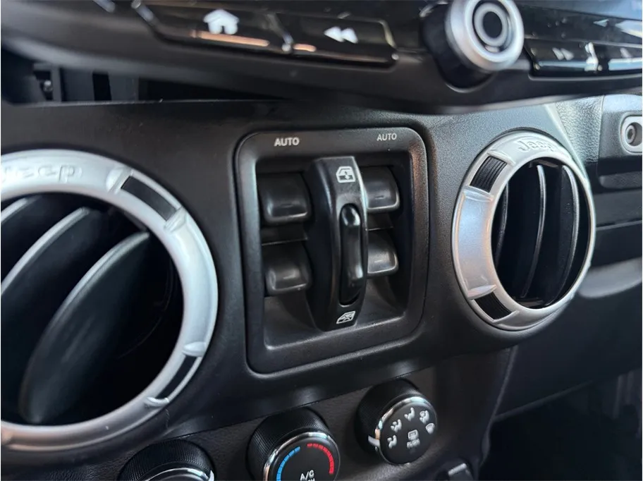 Jeep Wrangler photo 28