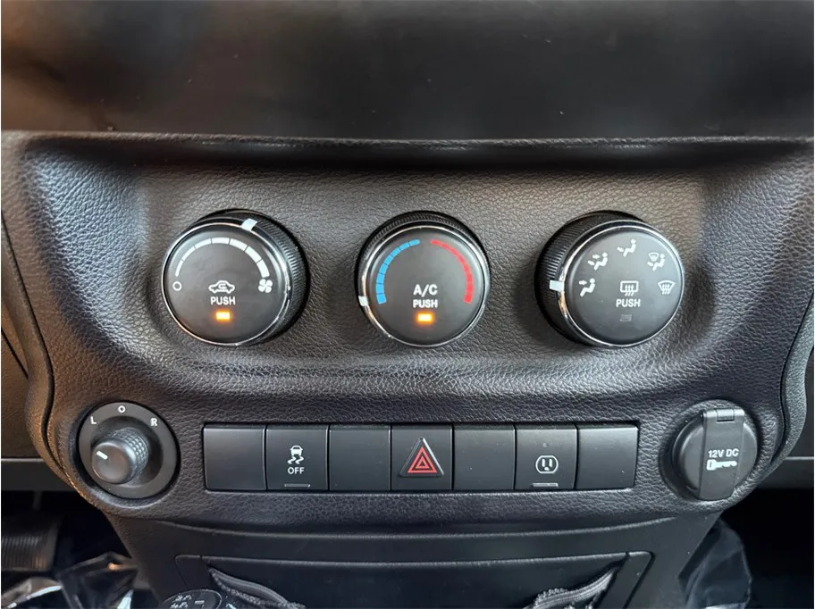 Jeep Wrangler photo 32