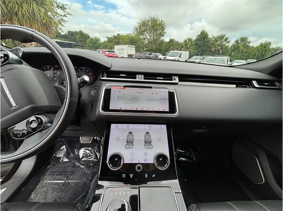 Land Rover Range Rover Velar photo 11
