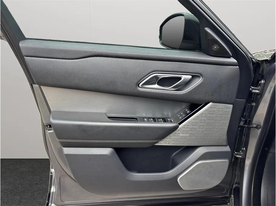 Land Rover Range Rover Velar photo 23