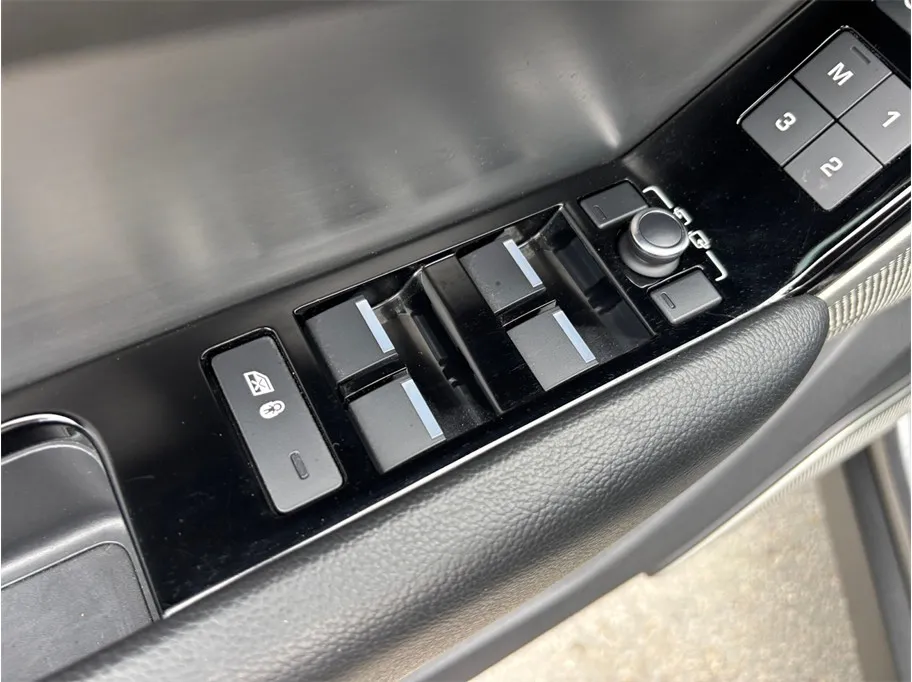 Land Rover Range Rover Velar photo 24