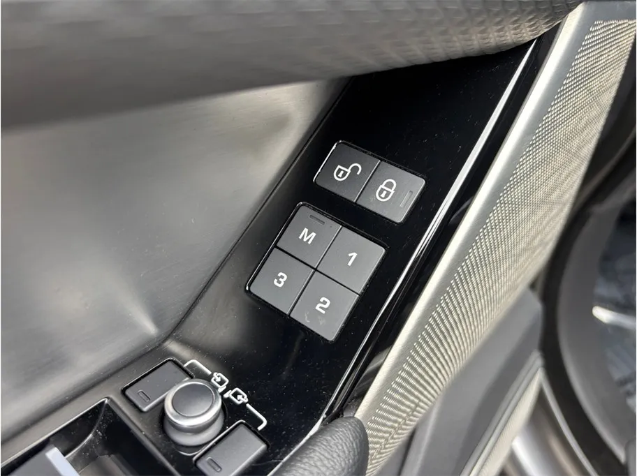 Land Rover Range Rover Velar photo 25