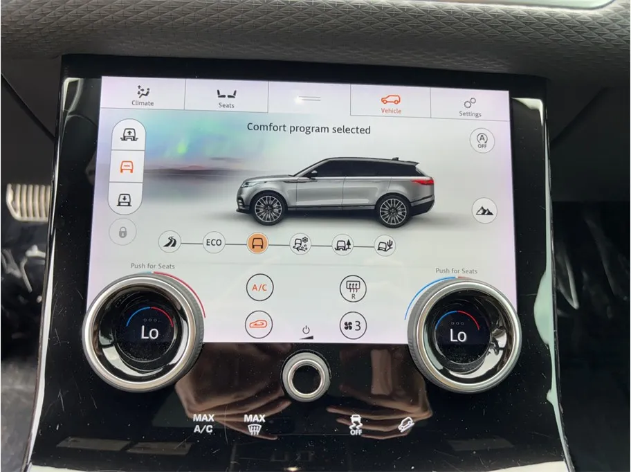 Land Rover Range Rover Velar photo 35