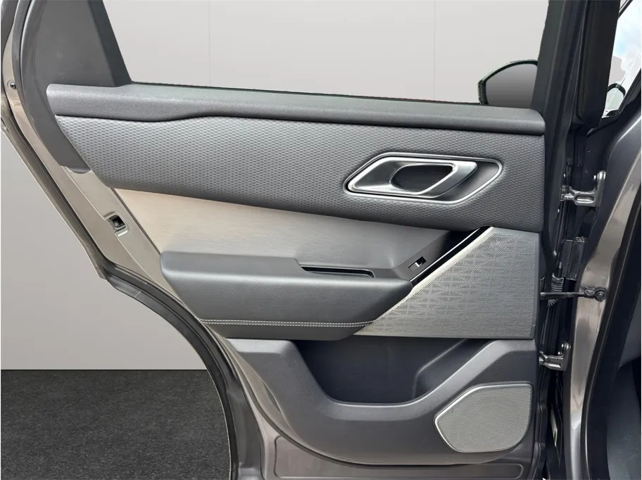 Land Rover Range Rover Velar photo 41