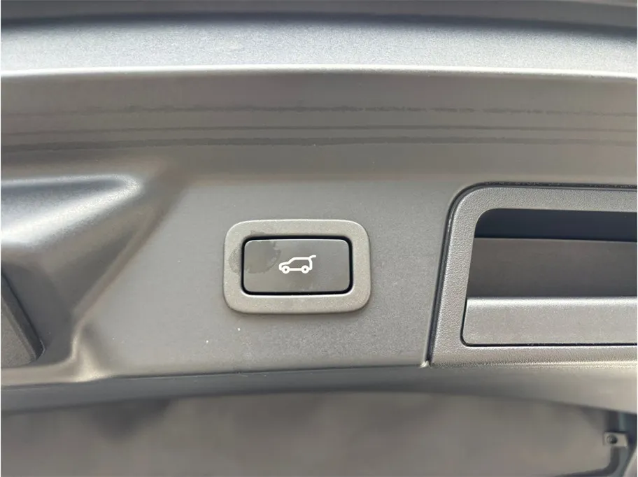 Land Rover Range Rover Velar photo 52